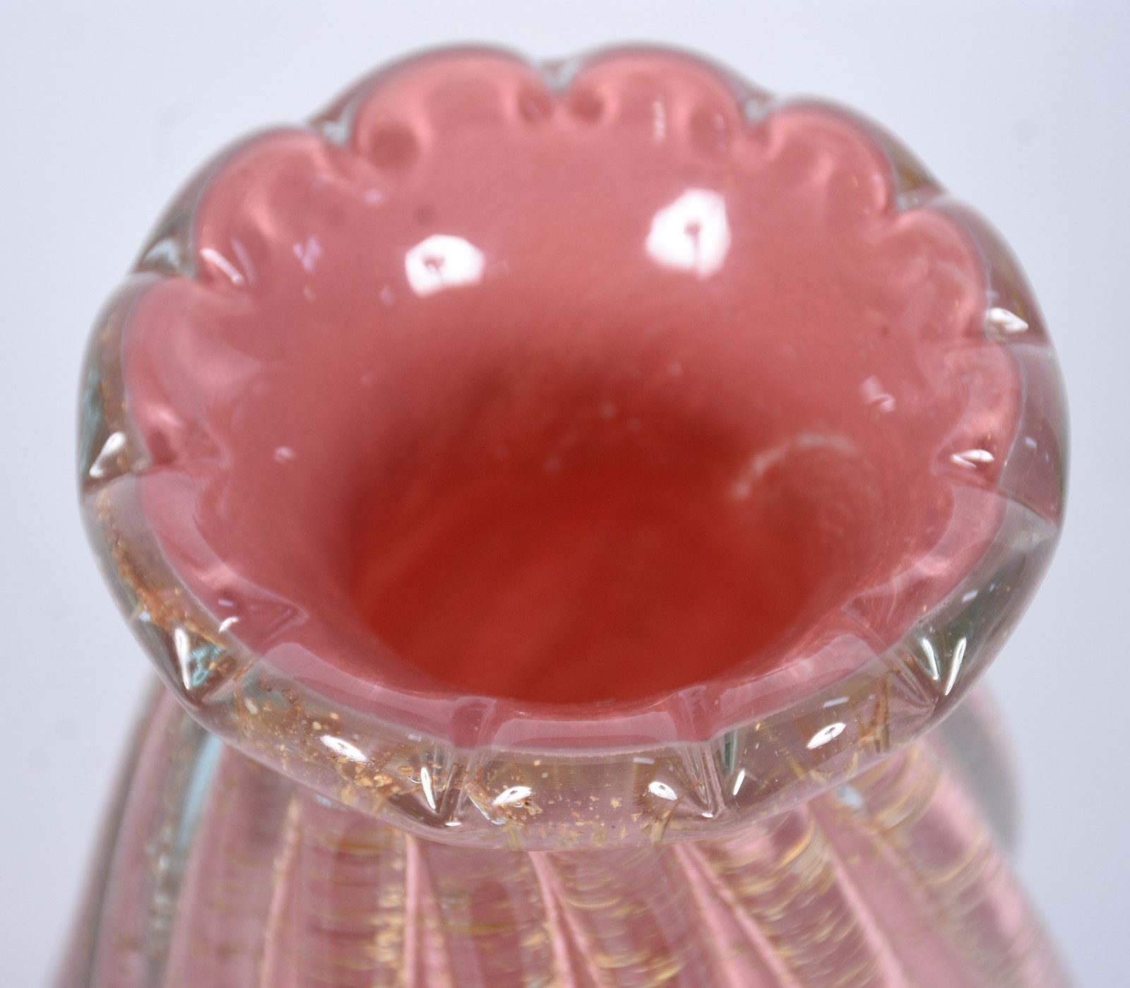 Vaso de vidro decorativo na cor rosa com pó de ouro trabalhado em... - foto 4 de 5