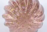 Vaso de vidro decorativo na cor rosa com pó de ... - Vaso de vidro decorativo na cor rosa com pó de ouro trabalhado em gomos retorcidos.