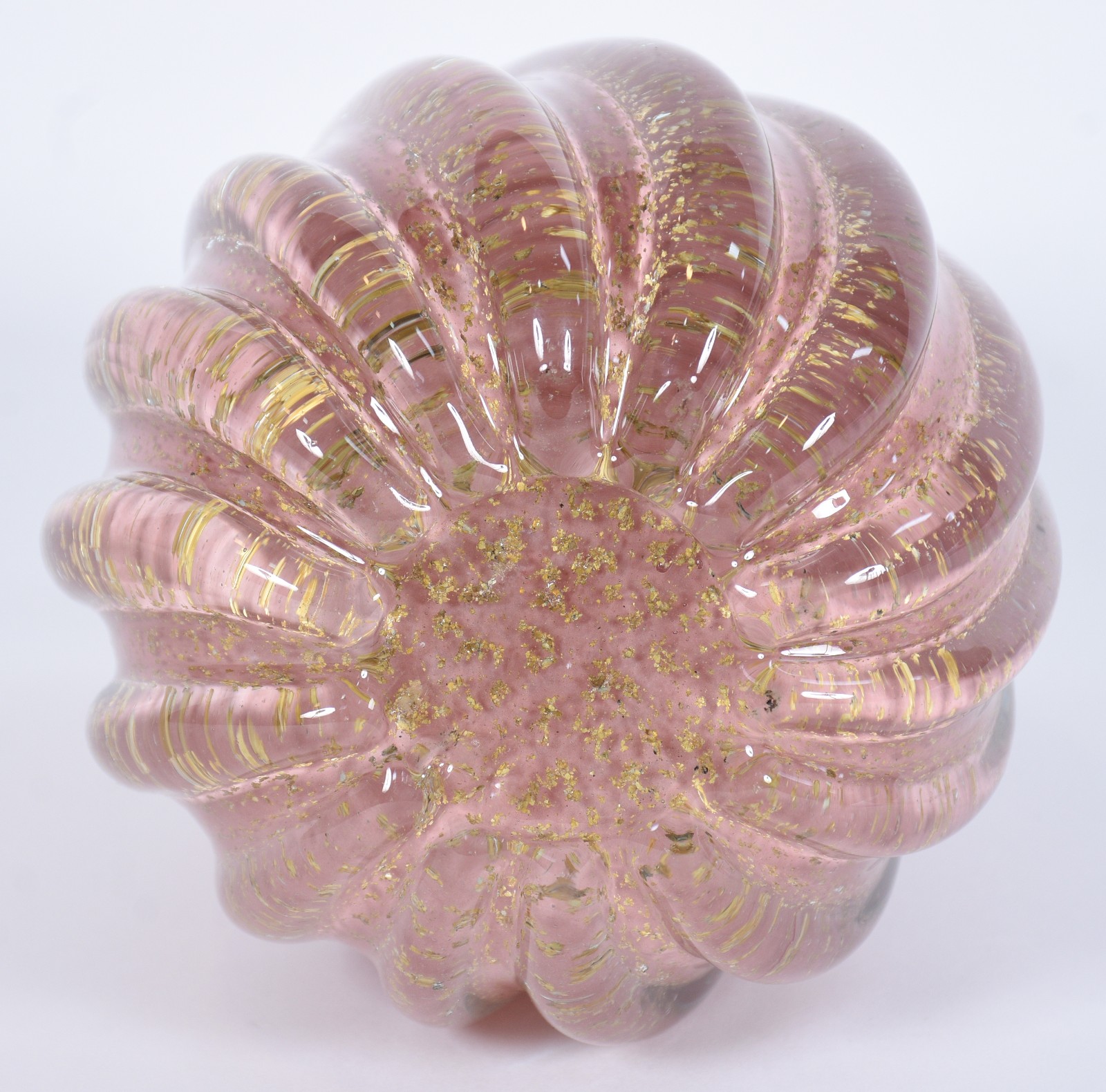 Vaso de vidro decorativo na cor rosa com pó de ouro trabalhado em... - foto 5 de 5