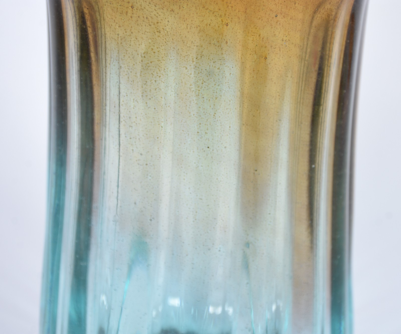 Vaso de vidro decorativo na cor azul e âmbar. - foto 3 de 4