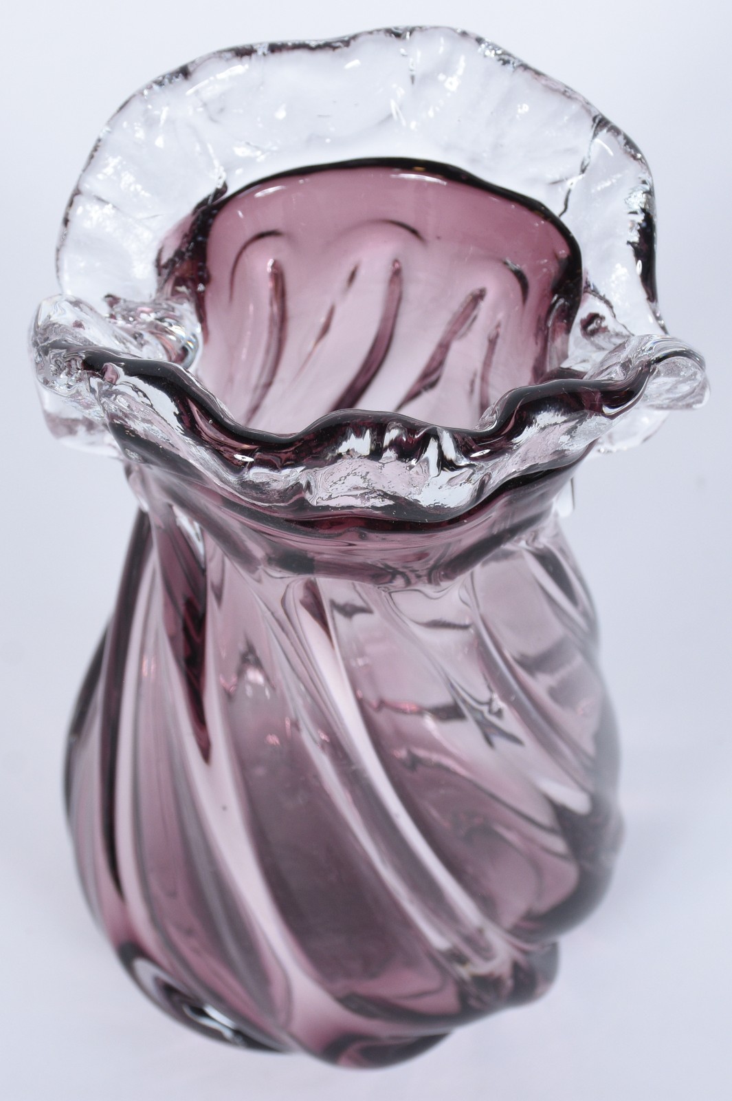 Vaso de vidro decorativo na cor lilás, trabalhado em gomos retorcidos. - foto 4 de 6