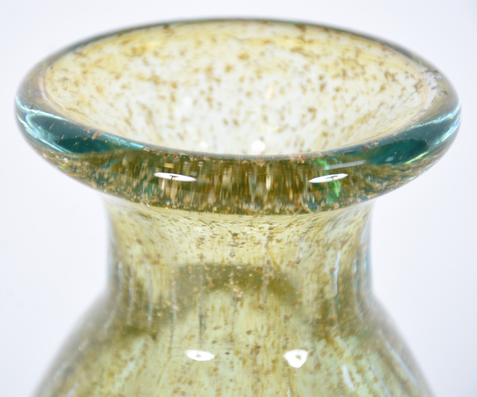 Vaso de vidro decorativo na cor âmbar. - foto 3 de 4