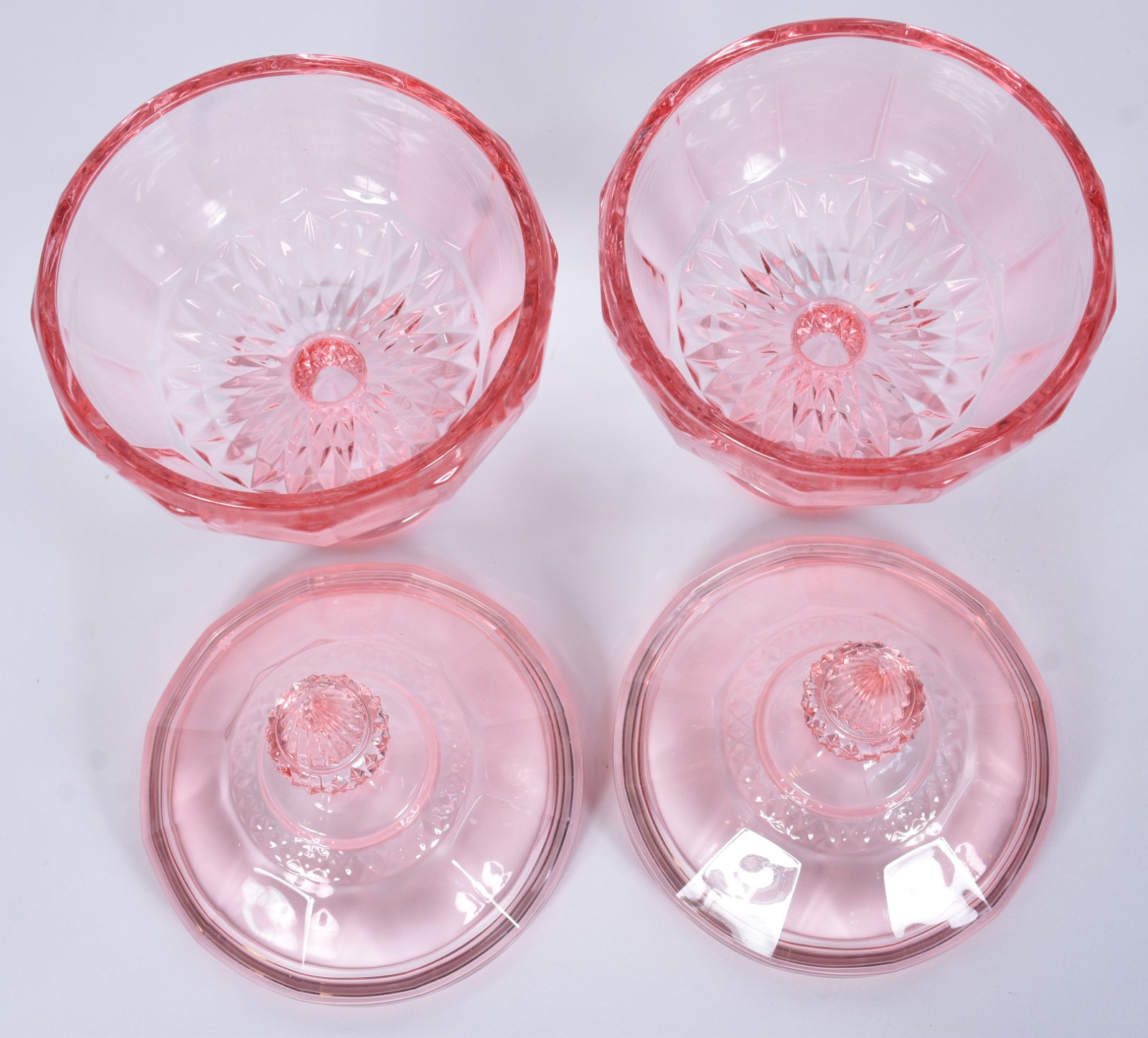 Par de compoteiras em demi cristal trabalhadas na cor rosa. - foto 3 de 4