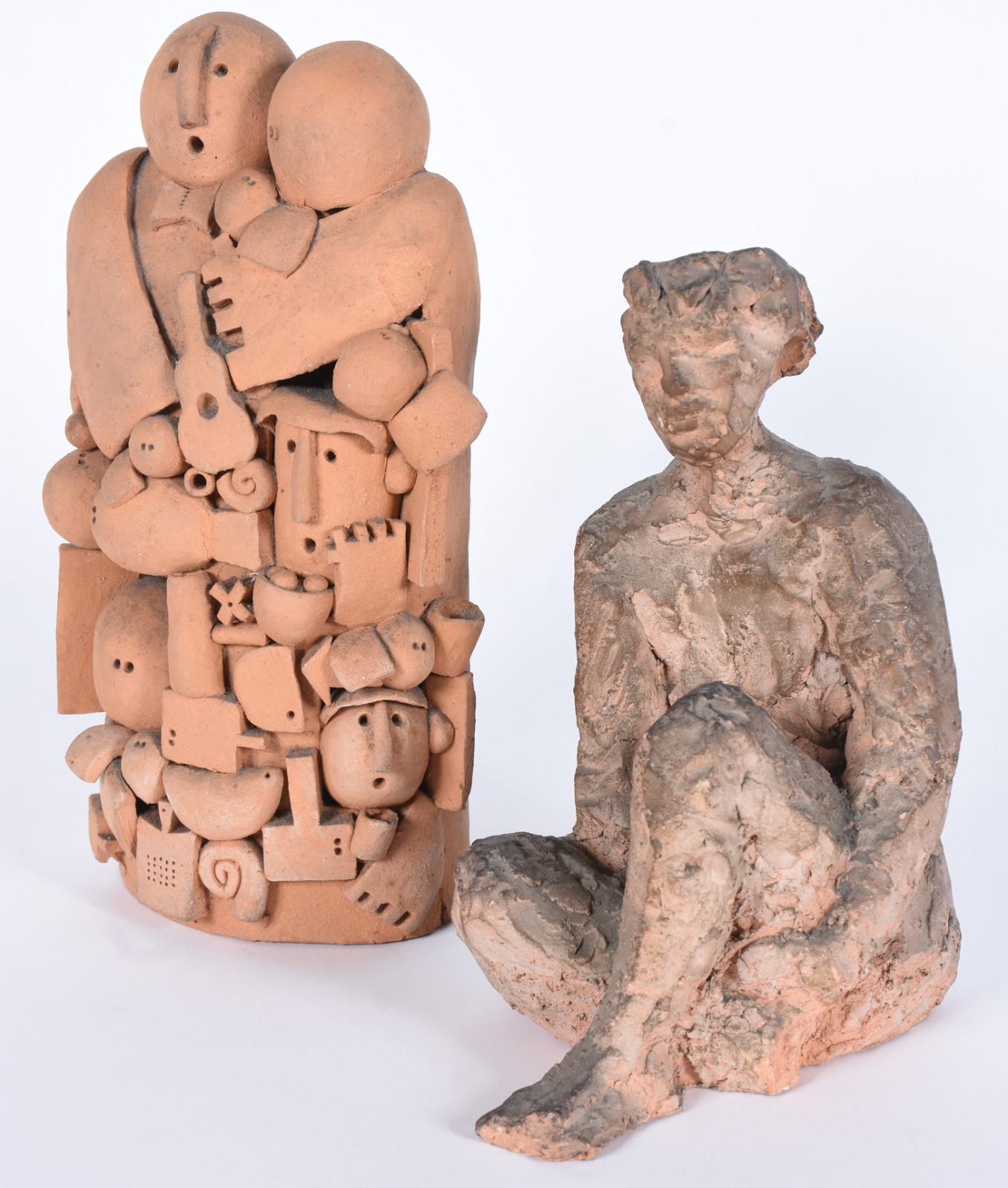 Duas esculturas de barro, sendo uma figura com crianças, assinado T... - foto 1 de 7