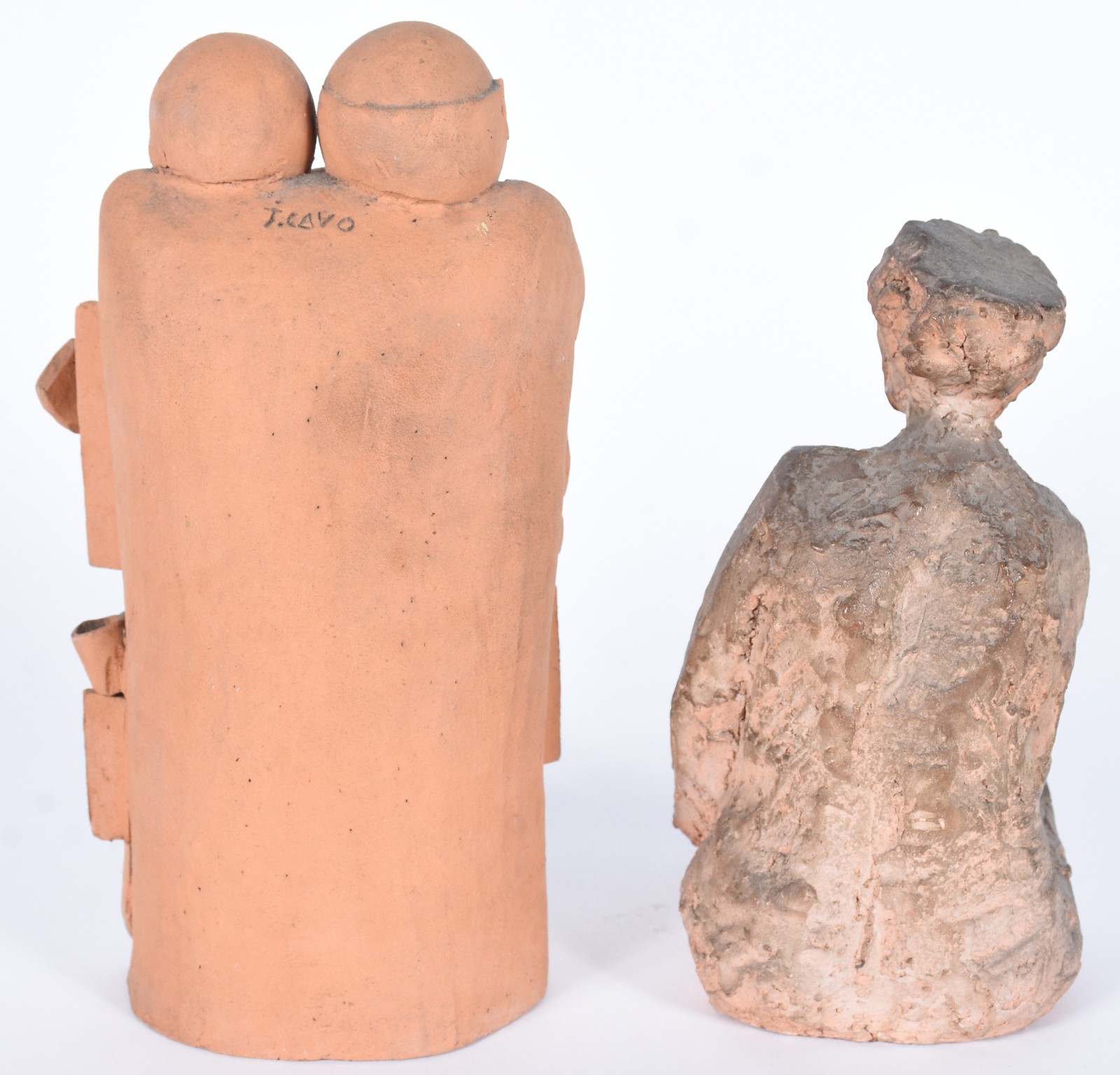 Duas esculturas de barro, sendo uma figura com crianças, assinado T... - foto 3 de 7