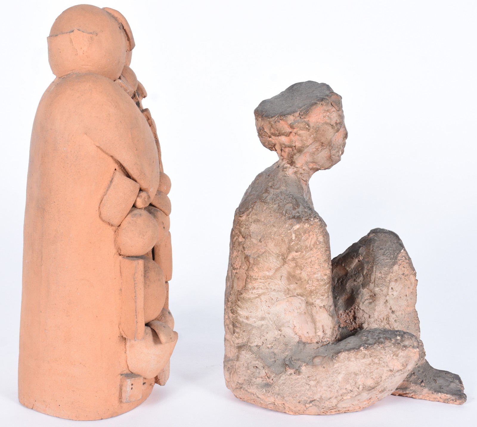 Duas esculturas de barro, sendo uma figura com crianças, assinado T... - foto 4 de 7