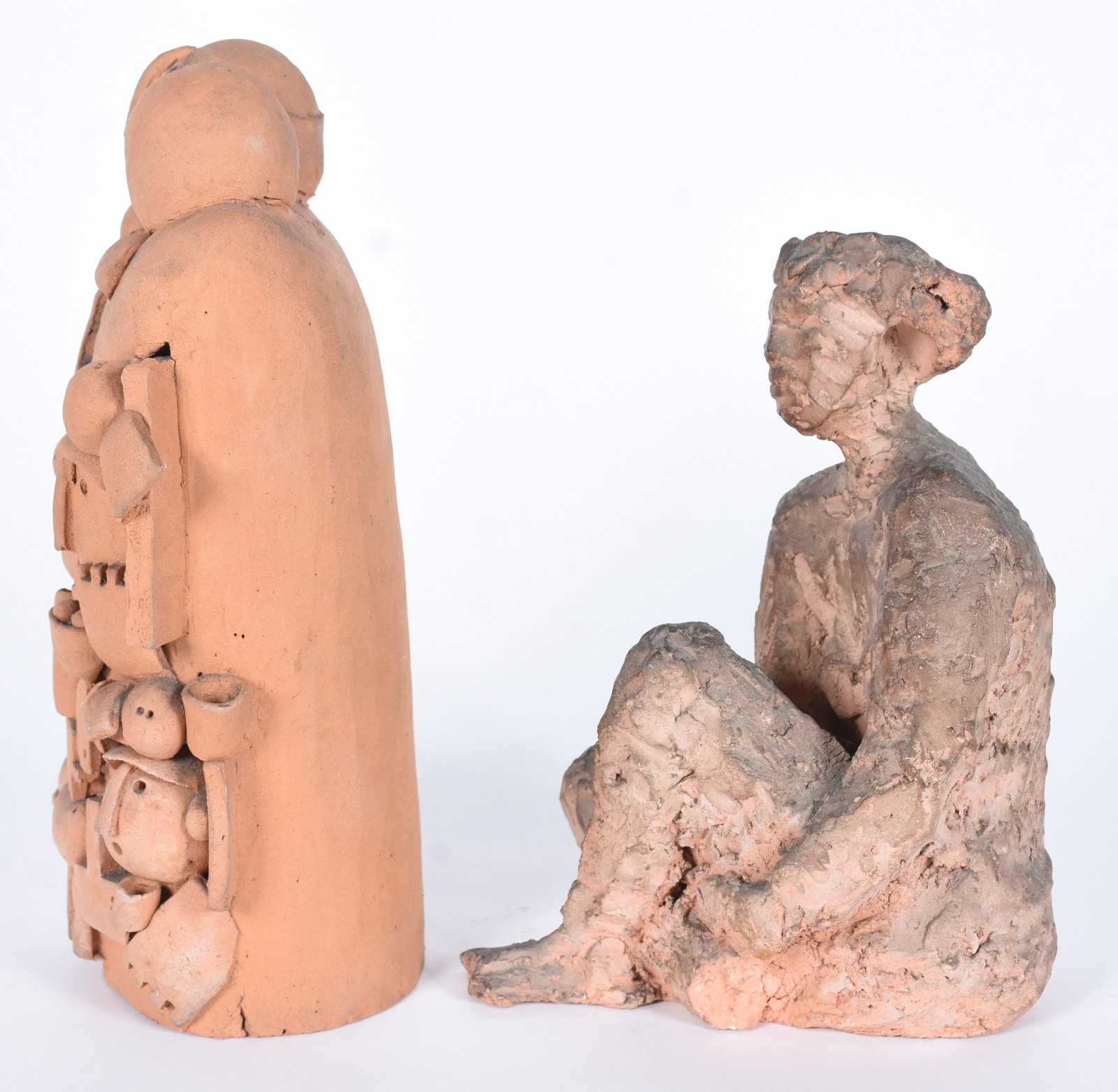Duas esculturas de barro, sendo uma figura com crianças, assinado T... - foto 5 de 7