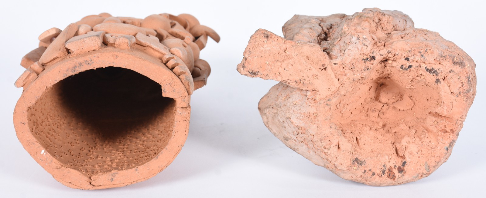 Duas esculturas de barro, sendo uma figura com crianças, assinado T... - foto 6 de 7