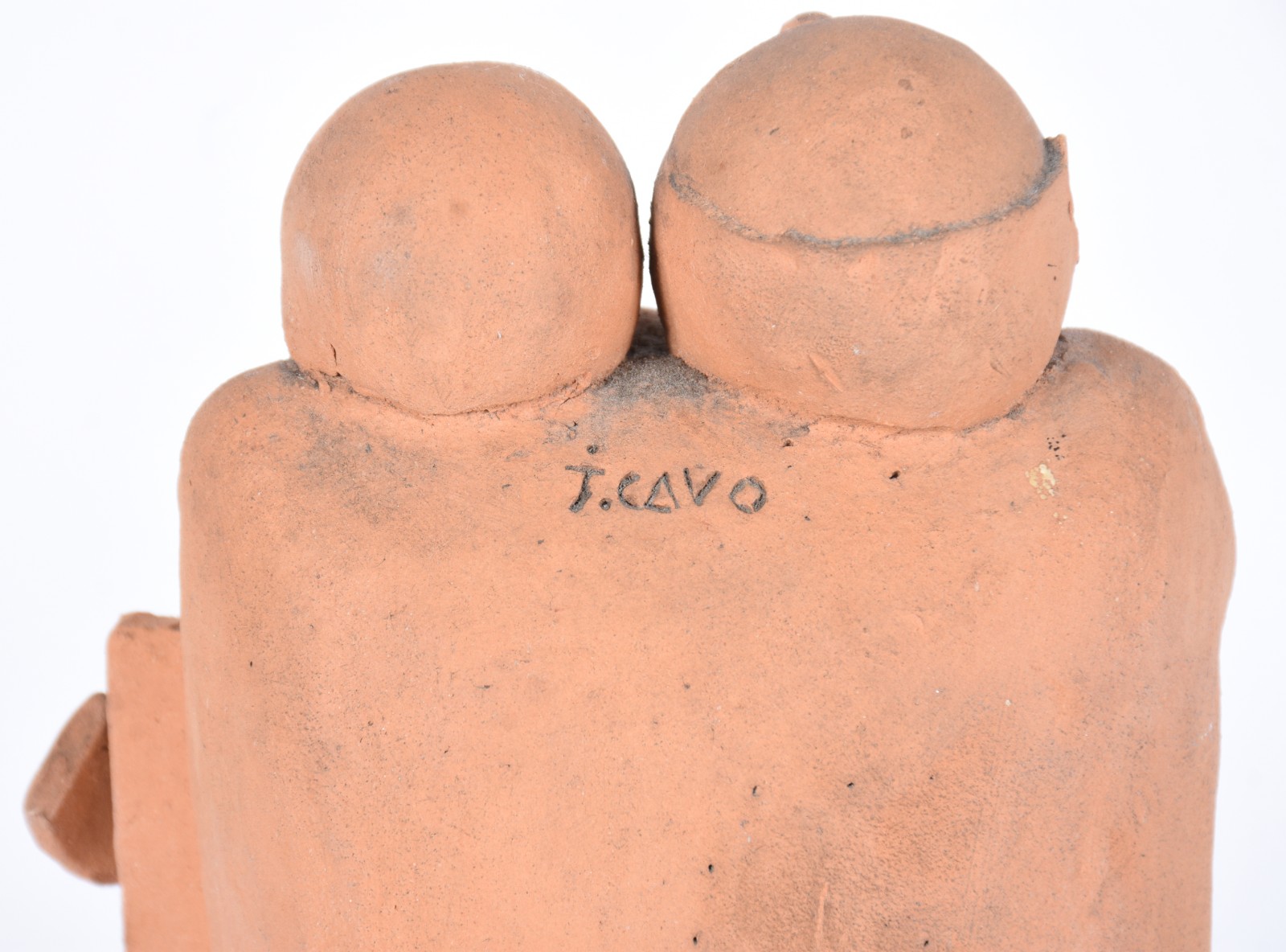 Duas esculturas de barro, sendo uma figura com crianças, assinado T... - foto 7 de 7