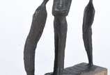 Escultura de bronze representando 3 figuras. Nã... - Escultura de bronze representando 3 figuras. Não apresenta assinatura.