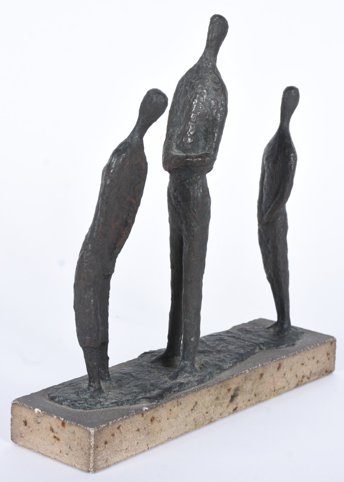 Escultura de bronze representando 3 figuras. Não apresenta assinatura. - foto 1 de 6