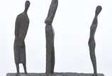 Escultura de bronze representando 3 figuras. Nã... - Escultura de bronze representando 3 figuras. Não apresenta assinatura.