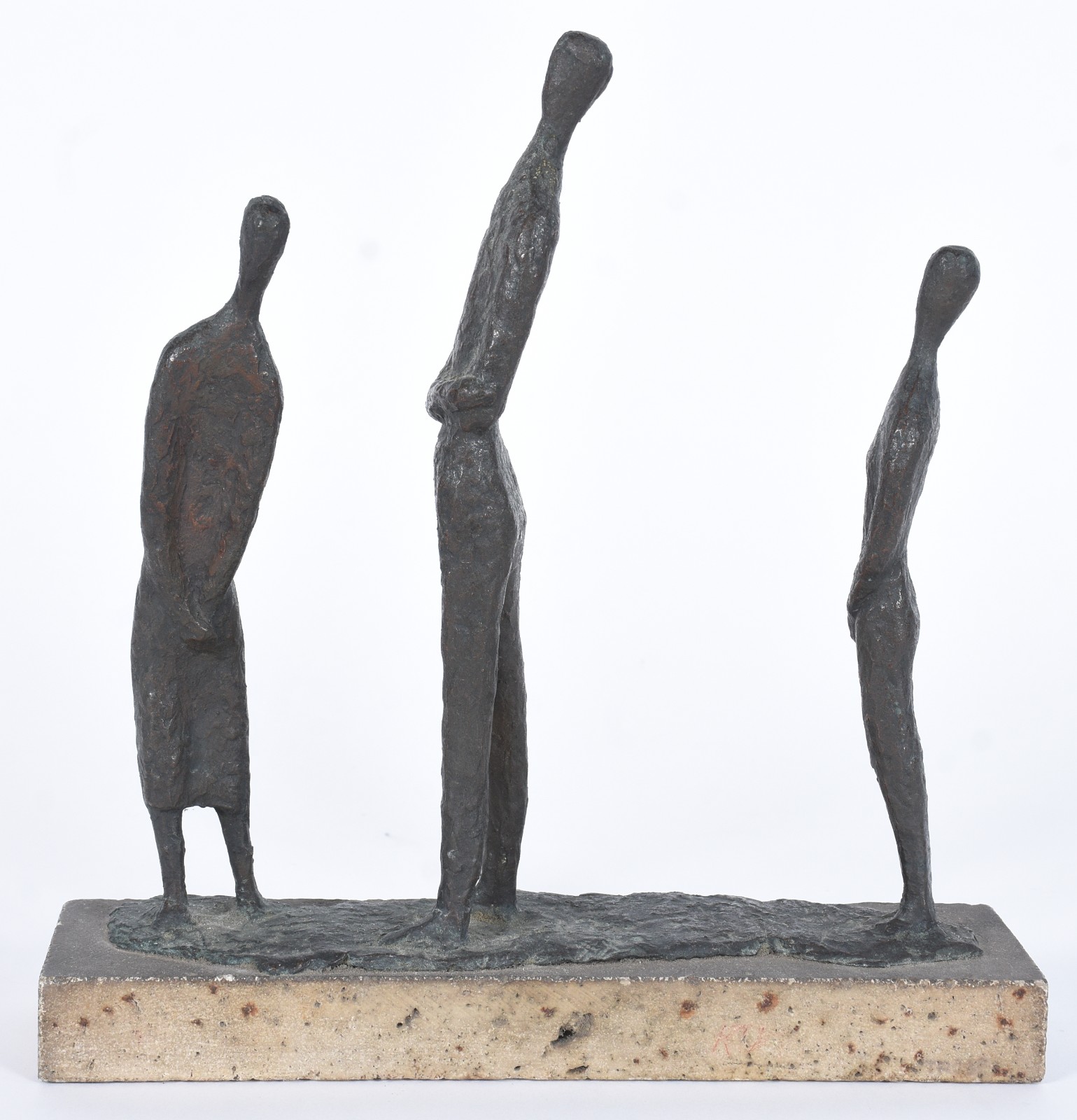 Escultura de bronze representando 3 figuras. Não apresenta assinatura. - foto 2 de 6