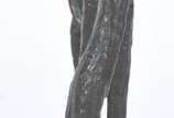 Escultura de bronze representando 3 figuras. Nã... - Escultura de bronze representando 3 figuras. Não apresenta assinatura.