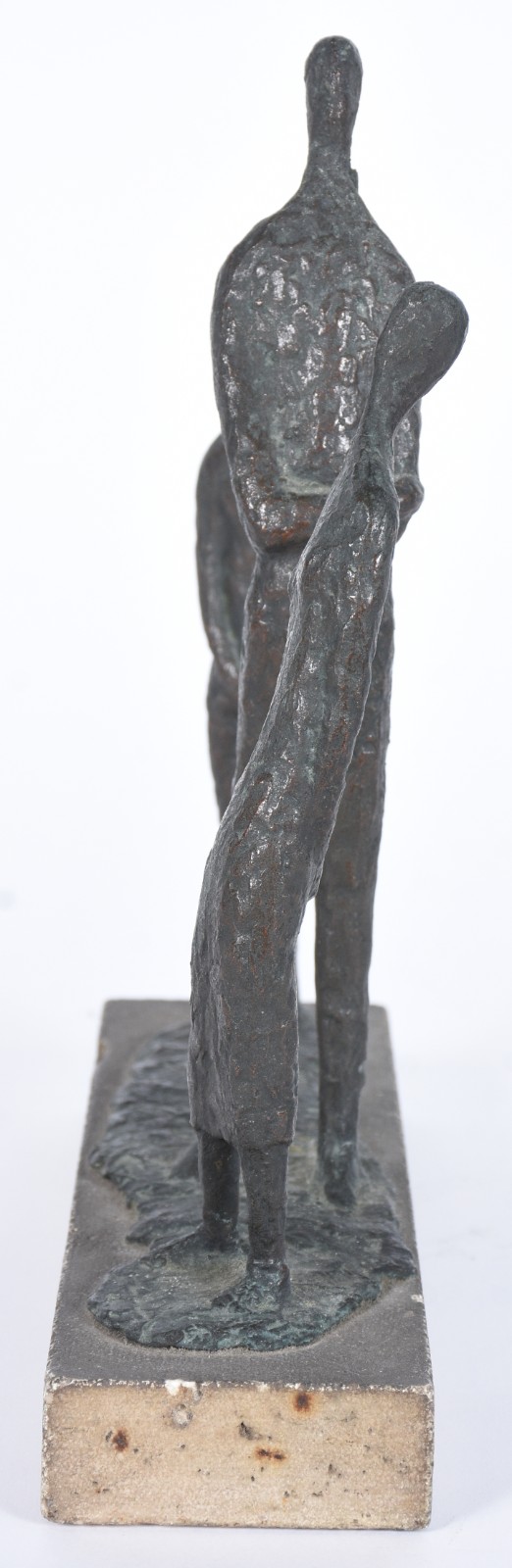 Escultura de bronze representando 3 figuras. Não apresenta assinatura. - foto 3 de 6