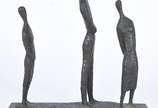 Escultura de bronze representando 3 figuras. Nã... - Escultura de bronze representando 3 figuras. Não apresenta assinatura.
