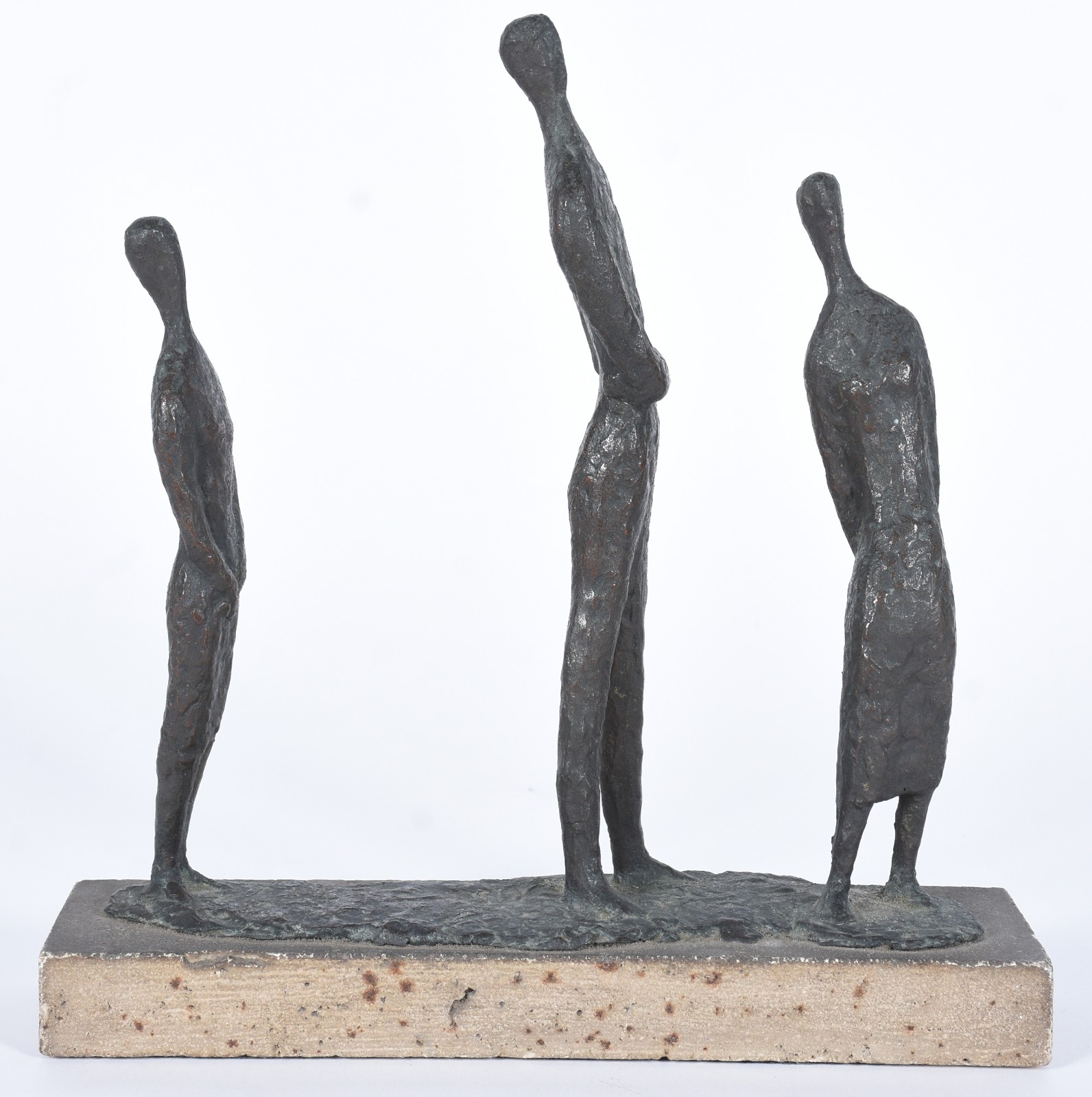 Escultura de bronze representando 3 figuras. Não apresenta assinatura. - foto 4 de 6