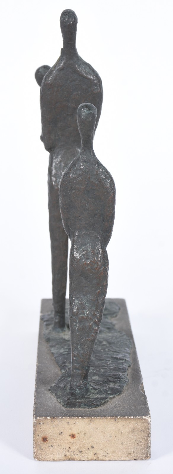 Escultura de bronze representando 3 figuras. Não apresenta assinatura. - foto 5 de 6