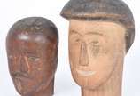 Dois ex votos de madeira entalhada. - Dois ex votos de madeira entalhada.