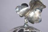 Três peças de metal, sendo sopeira com pega na ... - Três peças de metal, sendo sopeira com pega na forma de flor (desgastes no metal e uma flor da pega solta), e par de castiçais de estanho John S...