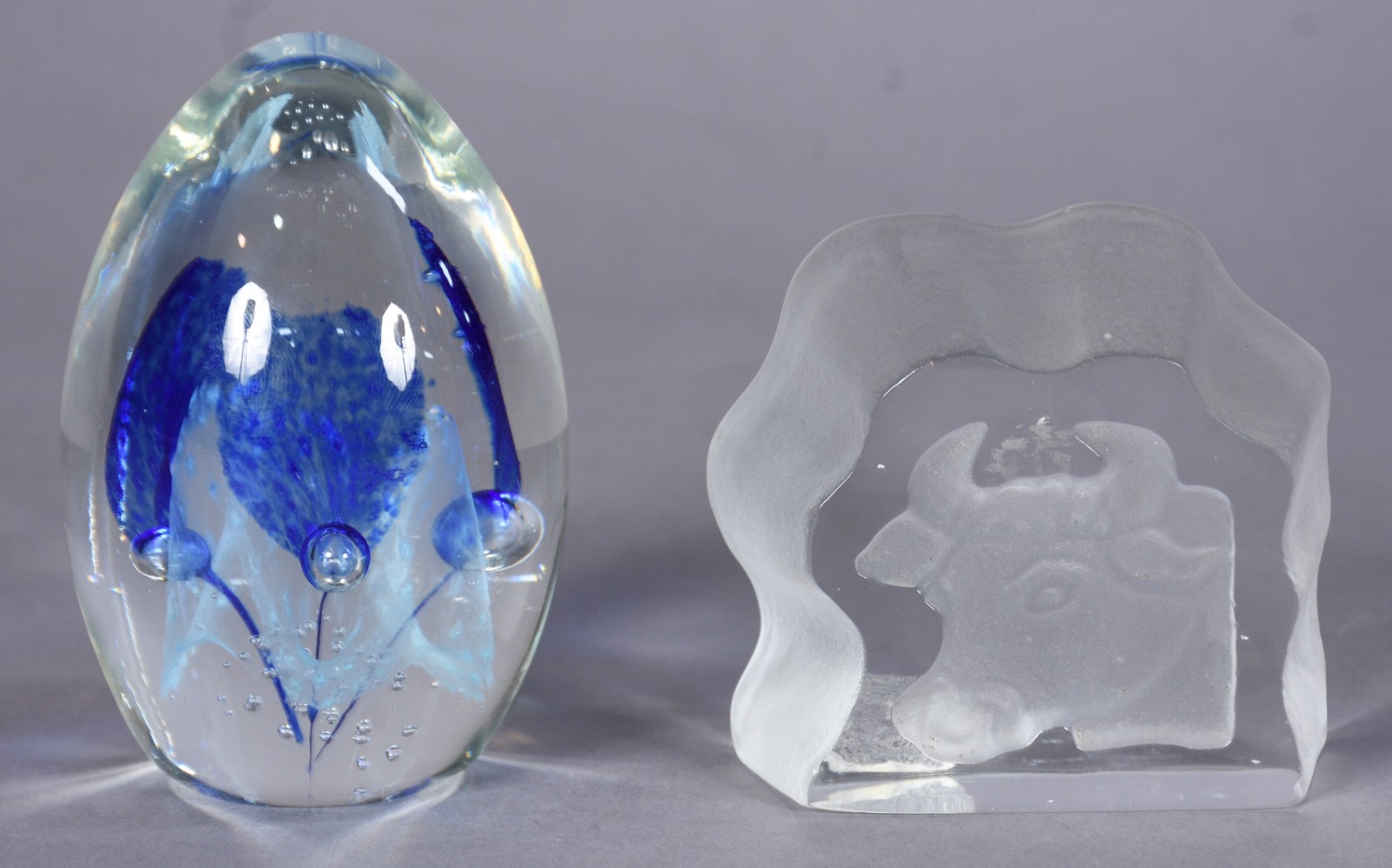 Dois pesos de papel de vidro/cristal, sendo um com flores em azul e... - foto 1 de 4