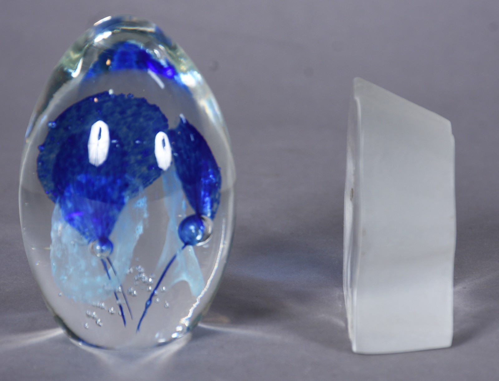 Dois pesos de papel de vidro/cristal, sendo um com flores em azul e... - foto 2 de 4