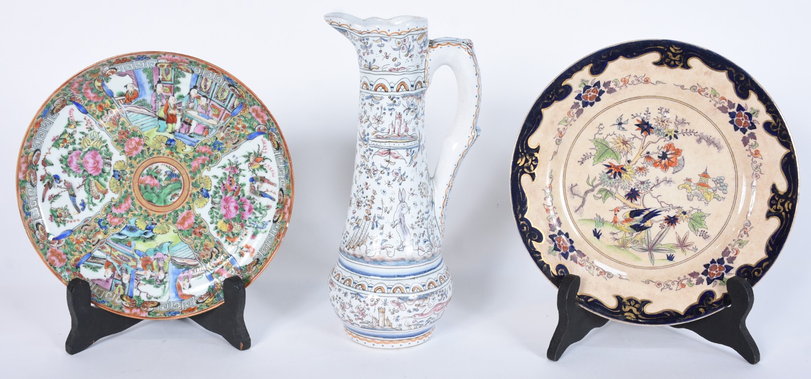 Três peças diversas de porcelana, sendo 2 pratos orientais (mínimo... - foto 1 de 8