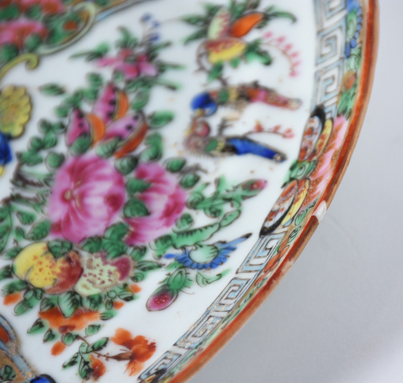 Três peças diversas de porcelana, sendo 2 pratos orientais (mínimo... - foto 8 de 8