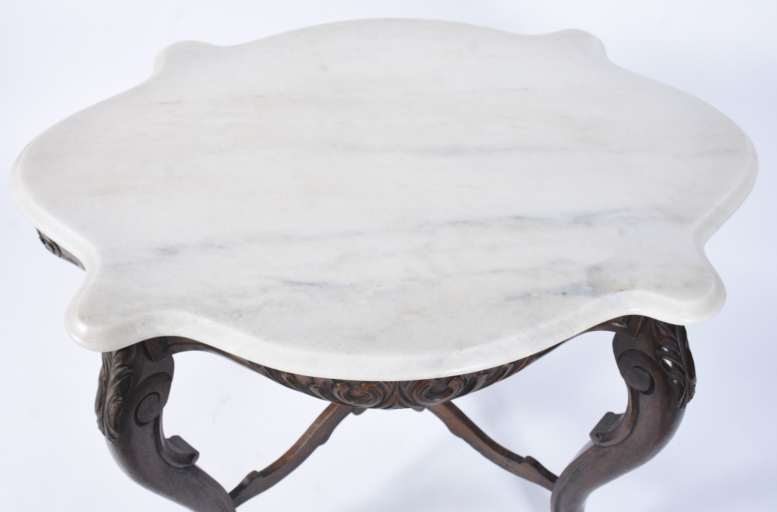 Mesa de apresentação de madeira nobre, estilo Luis Felipe, saia... - foto 2 de 6