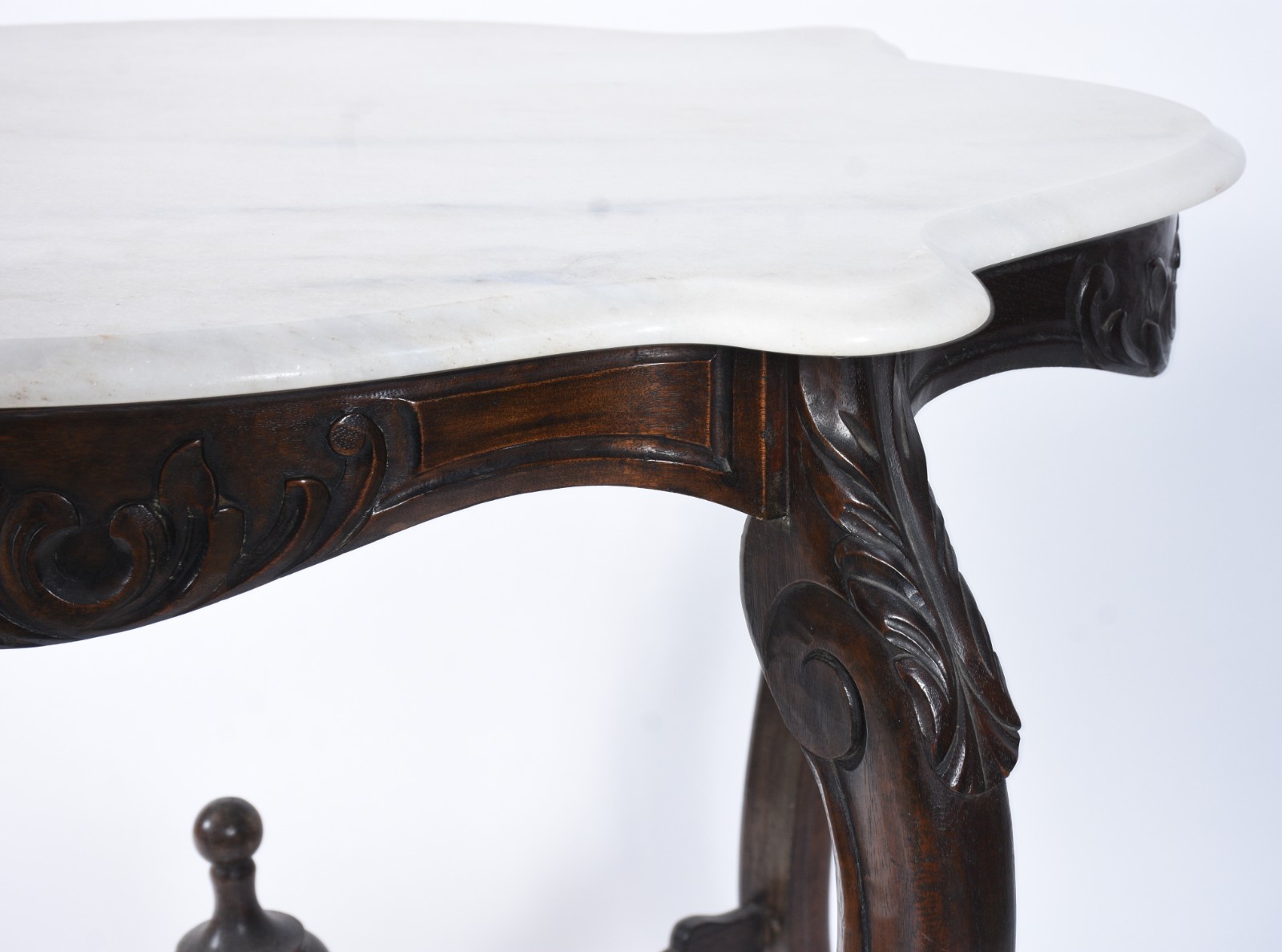 Mesa de apresentação de madeira nobre, estilo Luis Felipe, saia... - foto 3 de 6