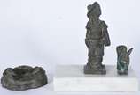Três pequenas estatuetas de bronze, sendo siri,... - Três pequenas estatuetas de bronze, sendo siri, jornaleiro e coelho.
