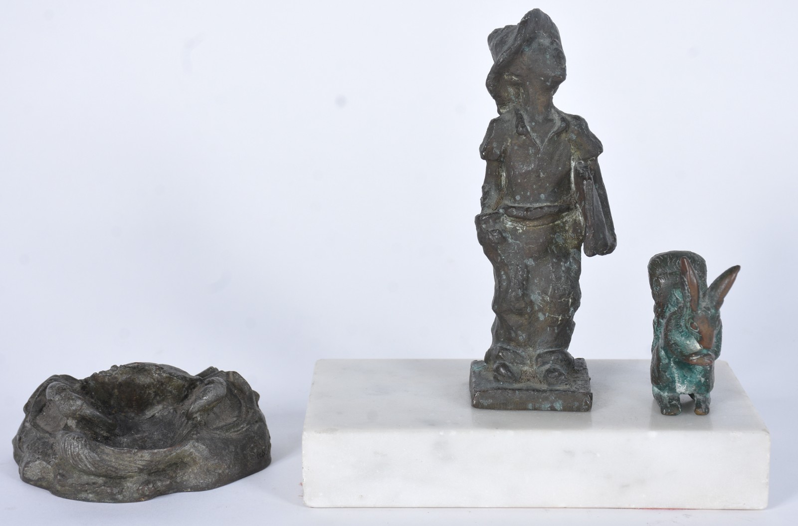 Três pequenas estatuetas de bronze, sendo siri, jornaleiro e coelho. - foto 1 de 10