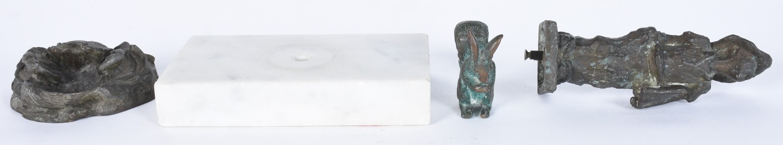 Três pequenas estatuetas de bronze, sendo siri, jornaleiro e coelho. - foto 2 de 10