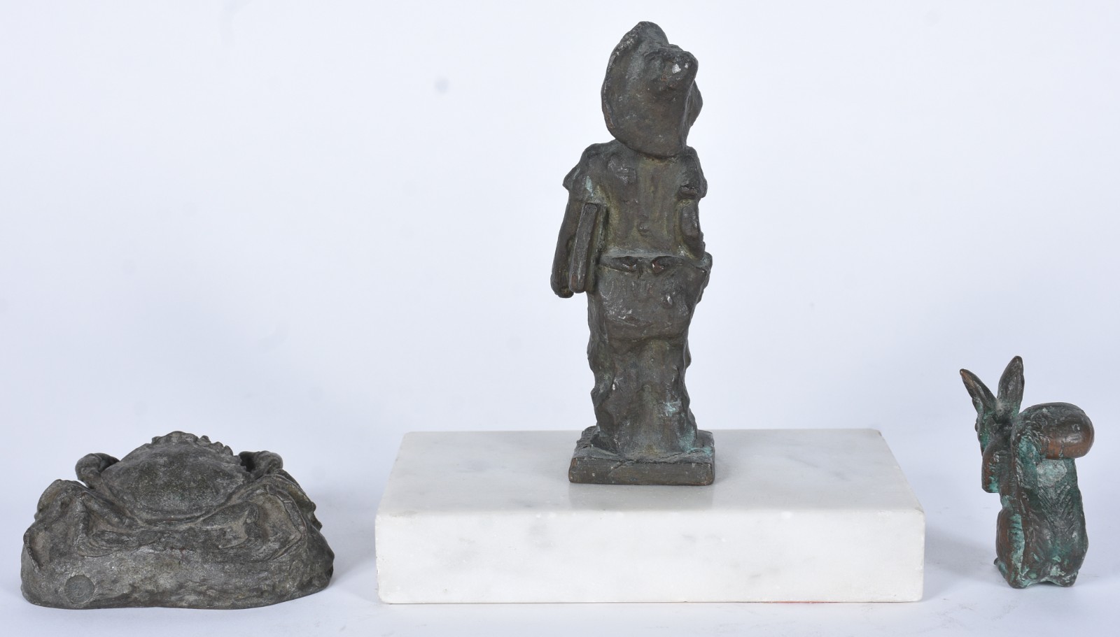 Três pequenas estatuetas de bronze, sendo siri, jornaleiro e coelho. - foto 3 de 10