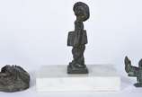 Três pequenas estatuetas de bronze, sendo siri,... - Três pequenas estatuetas de bronze, sendo siri, jornaleiro e coelho.