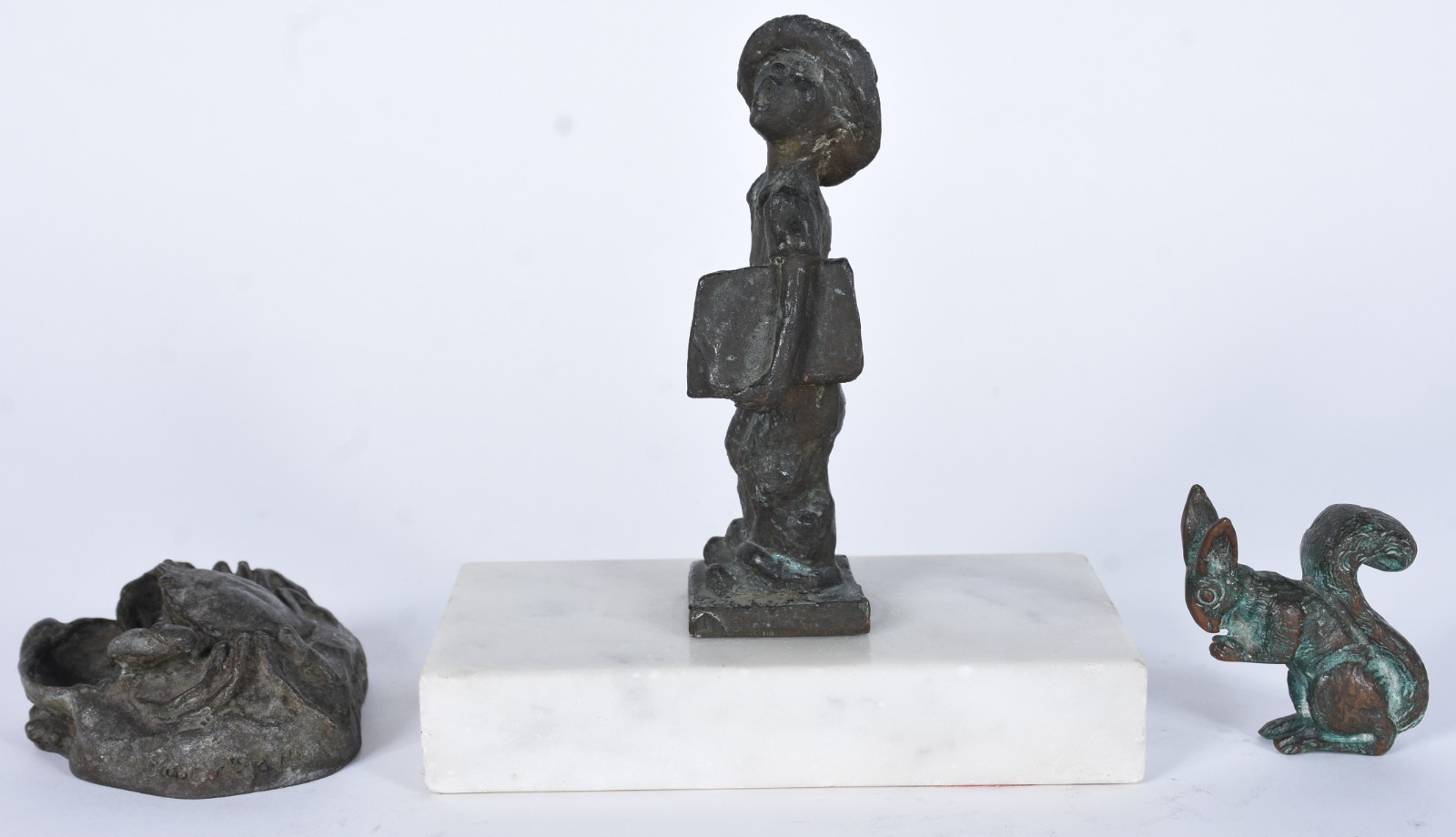 Três pequenas estatuetas de bronze, sendo siri, jornaleiro e coelho. - foto 4 de 10