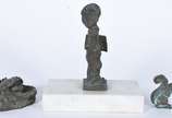 Três pequenas estatuetas de bronze, sendo siri,... - Três pequenas estatuetas de bronze, sendo siri, jornaleiro e coelho.