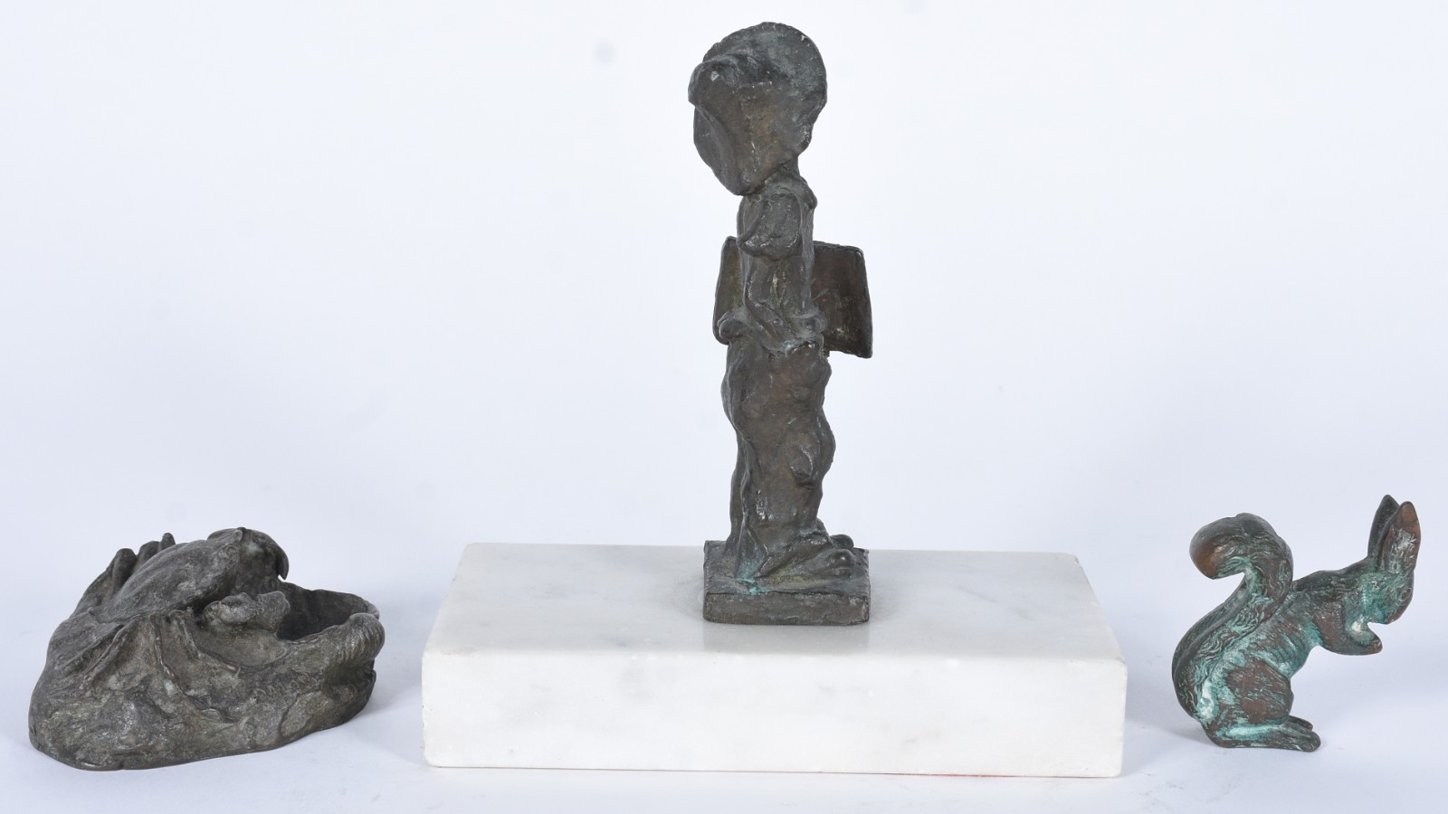 Três pequenas estatuetas de bronze, sendo siri, jornaleiro e coelho. - foto 5 de 10