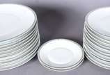 Limoges (1771),  - Aparelho de jantar de porcelana francesa na cor branca, decorado com pequena faixa com desenho geométrico na borda, composto de: 22 pratos rasos (10 c
