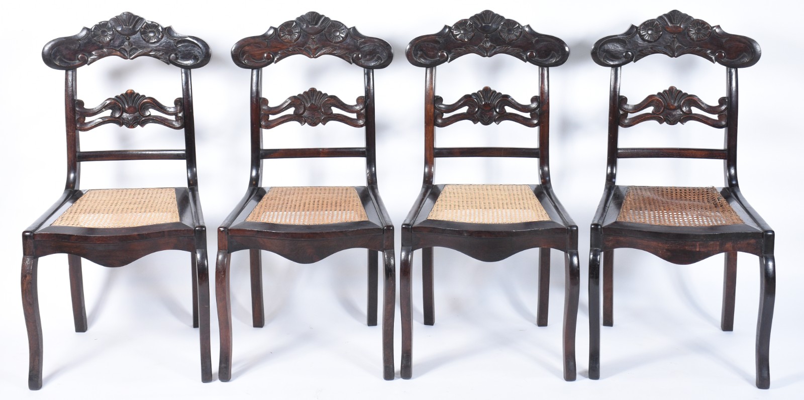 Conjunto com 8 antigas cadeiras para sala de jantar de madeira nobre... - foto 2 de 11