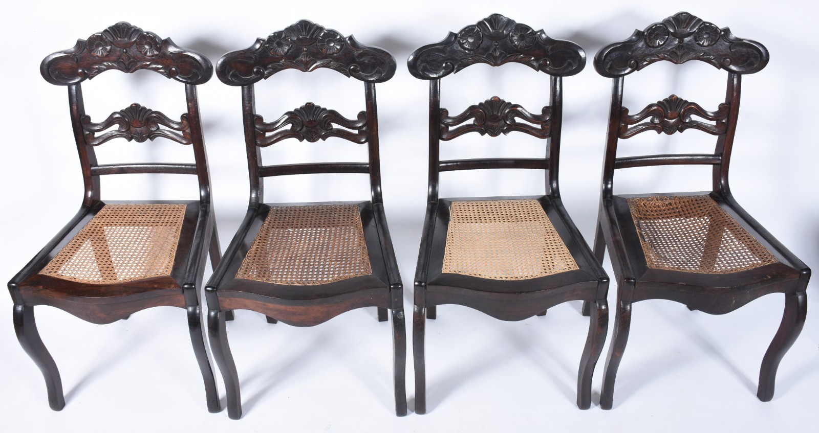Conjunto com 8 antigas cadeiras para sala de jantar de madeira nobre... - foto 5 de 11