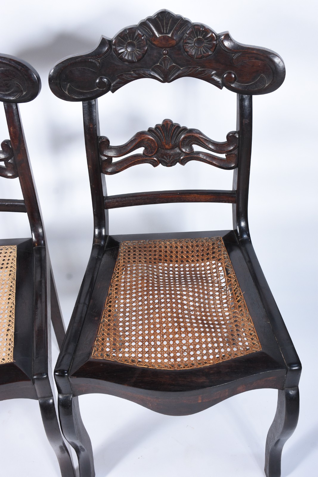 Conjunto com 8 antigas cadeiras para sala de jantar de madeira nobre... - foto 9 de 11