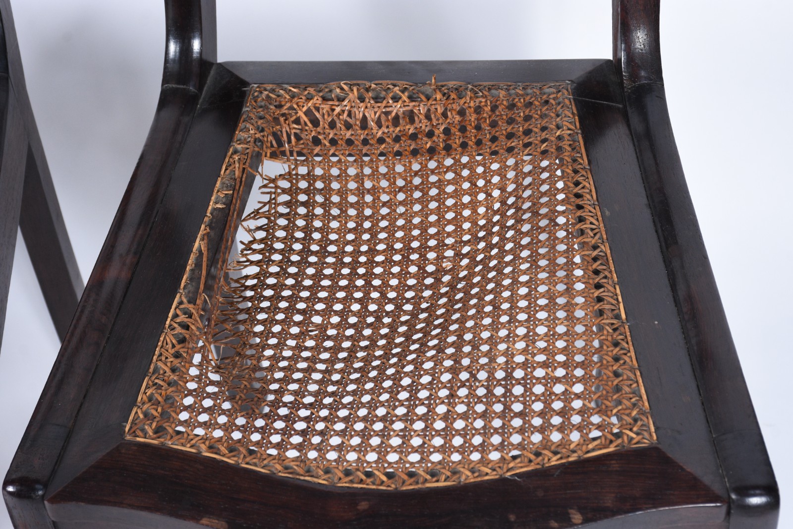 Conjunto com 8 antigas cadeiras para sala de jantar de madeira nobre... - foto 10 de 11