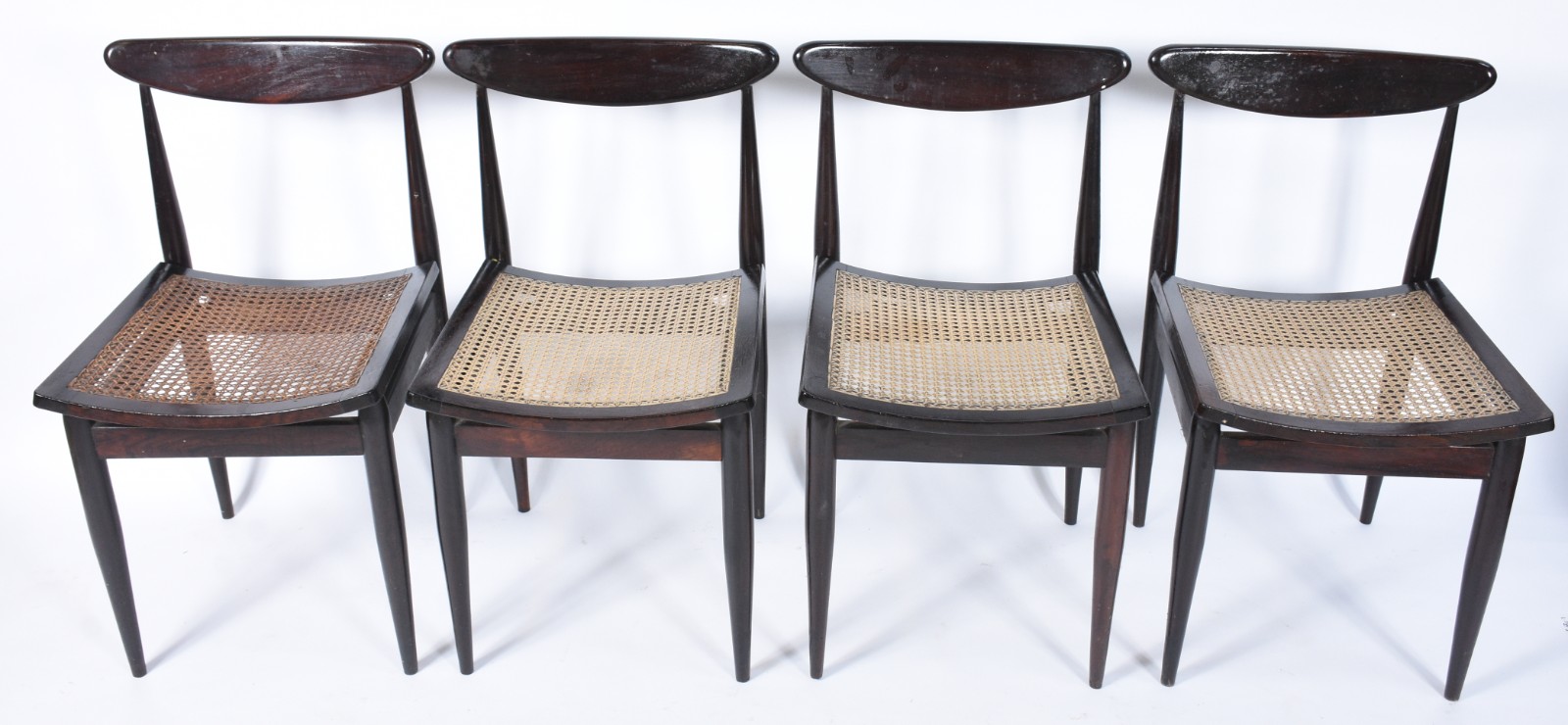 Conjunto com oito cadeiras para sala de jantar de madeira nobre com... - foto 4 de 10