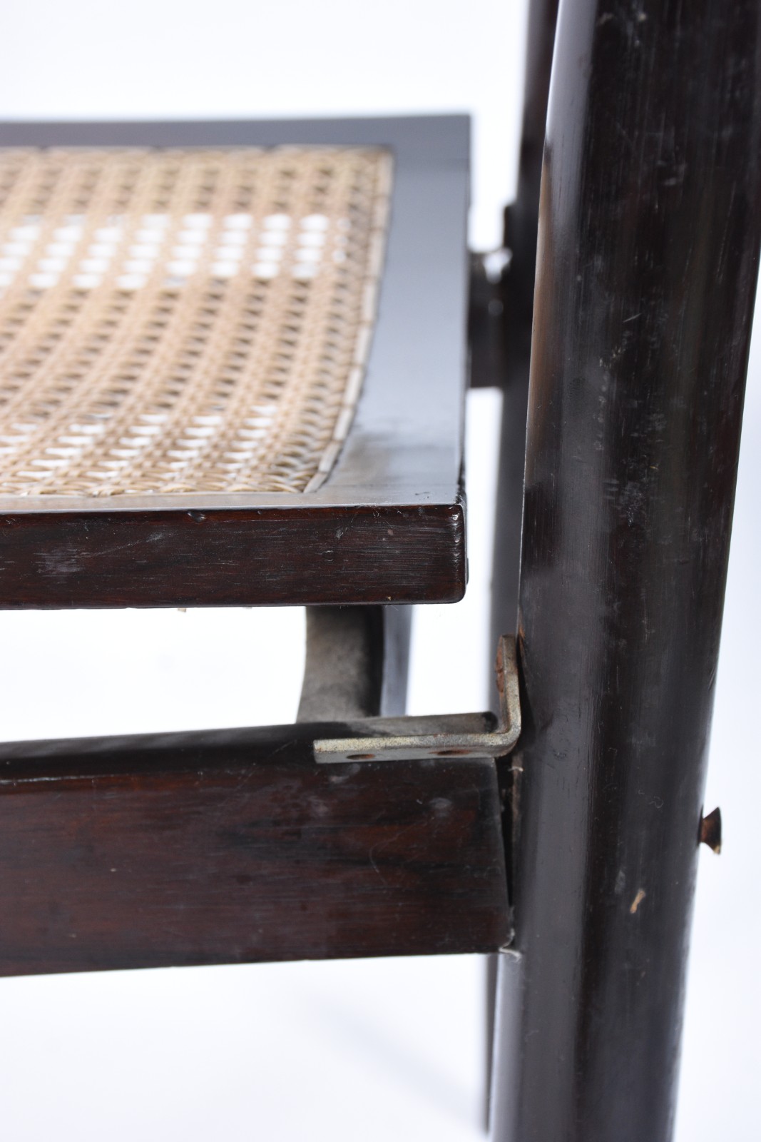 Conjunto com oito cadeiras para sala de jantar de madeira nobre com... - foto 9 de 10