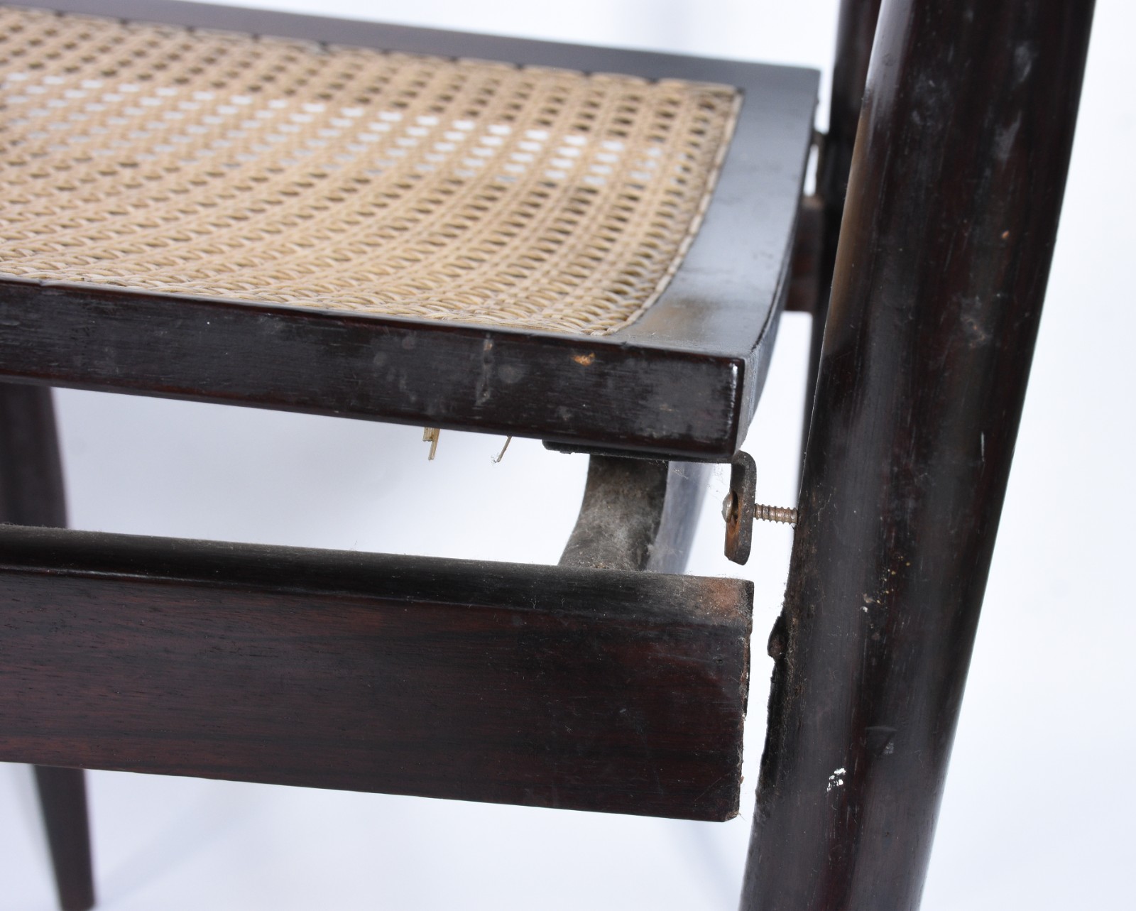 Conjunto com oito cadeiras para sala de jantar de madeira nobre com... - foto 10 de 10