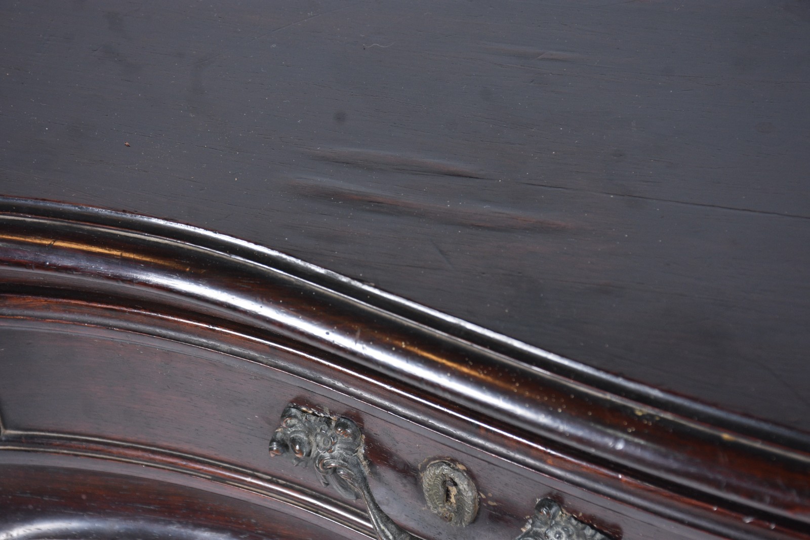 Mesa de encostar de madeira nobre, estilo Dom José, duas gavetas... - foto 8 de 8