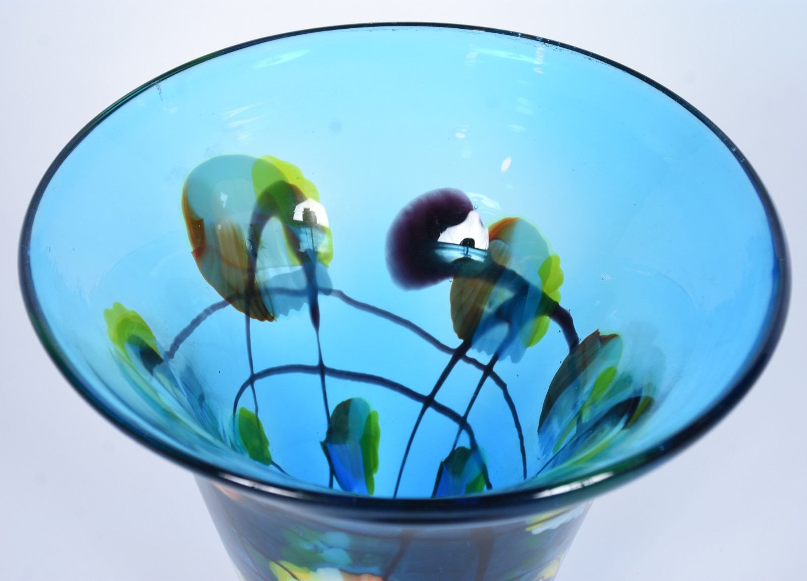 Vaso de vidro decorativo na cor azul "fantasia". - foto 4 de 5