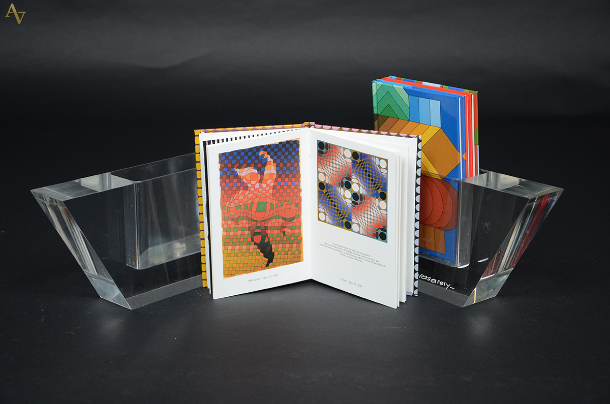 VASARELY (1906 - 1997) - Escultura em acrílico, com 4 livros... - foto 2 de 3