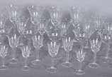 Serviço de taças de cristal lavrado, composto d... - Serviço de taças de cristal lavrado, composto de: 7 para champagne, 5 para vinho tinto, 7 para vinho branco, 7 para vinho do Porto e 3 para lico...